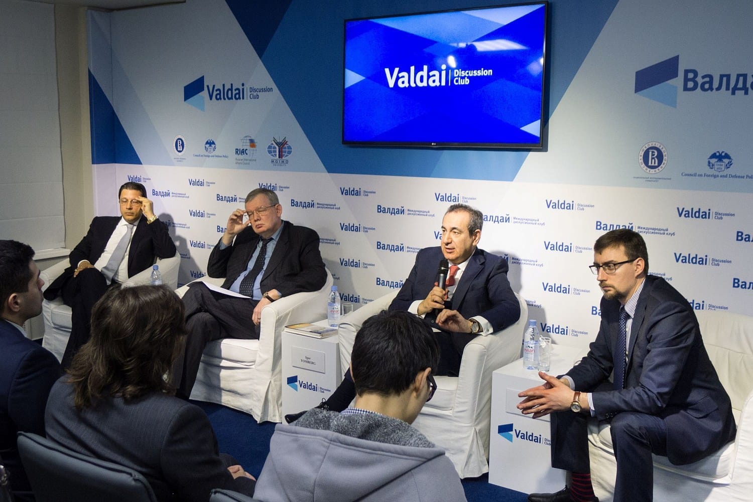 Стефан Рох, президент ILS Energy, Игорь Томберг, ведущий научный сотрудник Центра энергетических исследований ИМЭМО РАН, профессор, Джозеф Мифсуд, директор Лондонской школы дипломатии, профессор, Иван Тимофеев, программный директор Фонда развития и поддер
