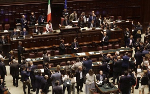 Белый щит, красная роза, зелёный плющ. Буйство красок итальянской политики